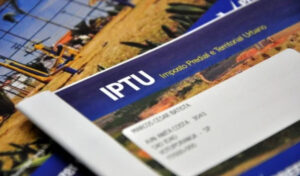 Pagar à vista ou parcelar? Juros elevados alteram estratégia para IPVA e IPTU