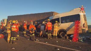 Acidente grave entre van e caminhão deixa cinco mortos na BR-020