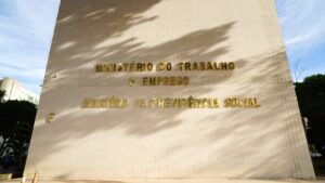 Governo prorroga por 90 dias regras de trabalho em feriados no comércio