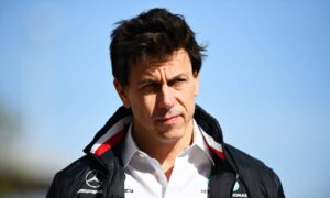 Acusado de irregularidades, diretor da Mercedes ironiza citando caso Epstein