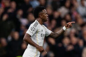 Vinícius Júnior comemorando gol pelo Real Madrid diante do Mônaco