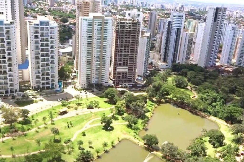 Imagem aérea mostra Parque Flamboyant cercado de prédios