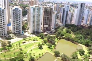 Imagem aérea mostra Parque Flamboyant cercado de prédios