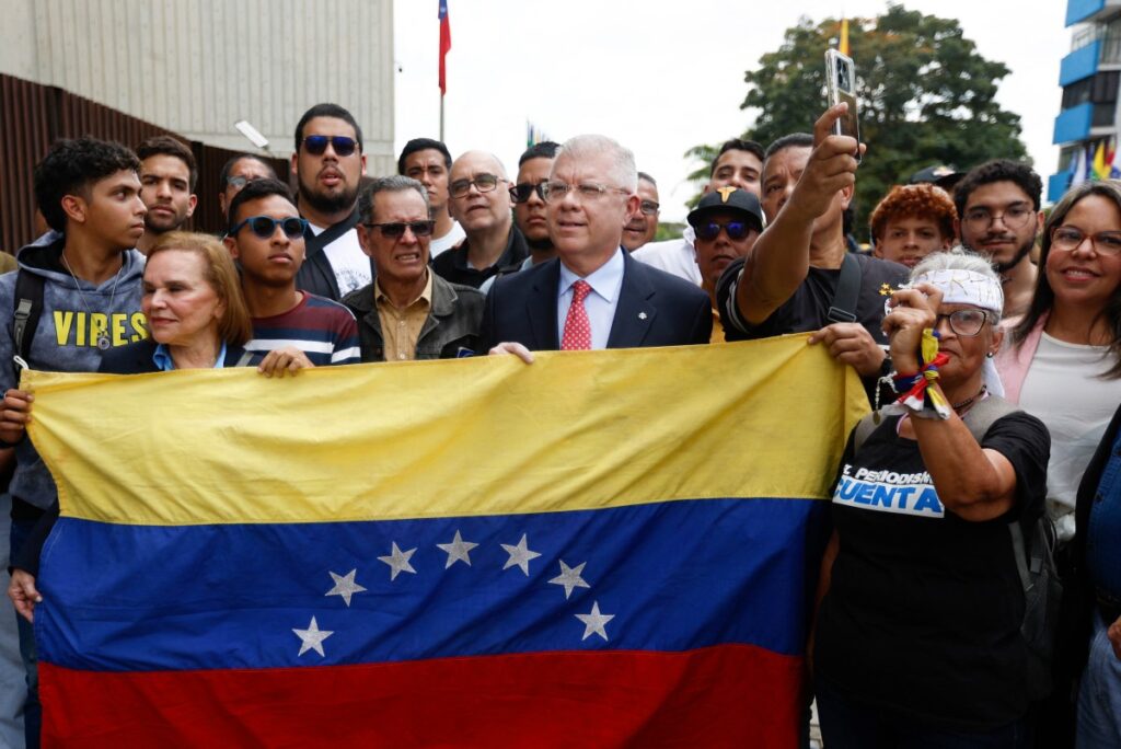 Trabalhadores a favor e contra o governo exigem melhorias salariais na Venezuela