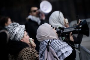 Imagens de iranianas sem véu exibidas pela TV estatal incomodam críticos