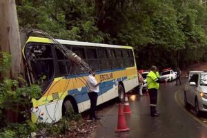 Acidente com ônibus escolar deixa alunos feridas no interior de São Paulo