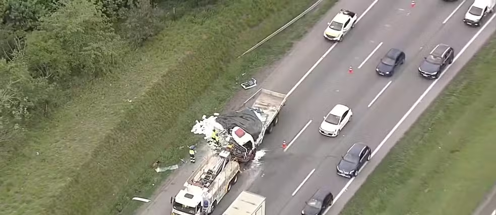 Acidente no Rodoanel entre carro e carreta deixa três mortos e um ferido em estado grave