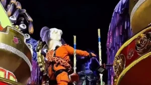 Bombeiros resgatam grupo de carro alegórico da Salgueiro após desfile no RJ