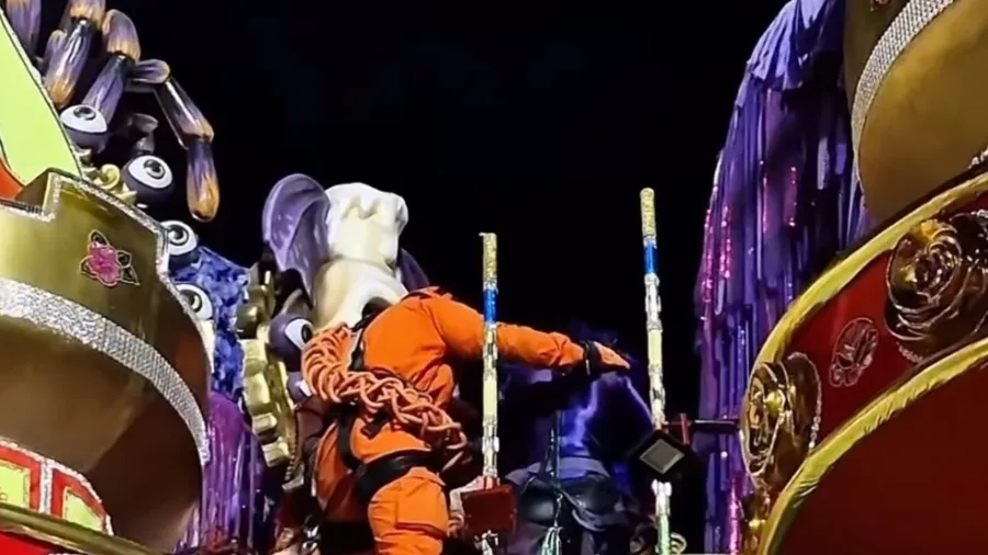 Bombeiros resgatam grupo de carro alegórico da Salgueiro após desfile no RJ