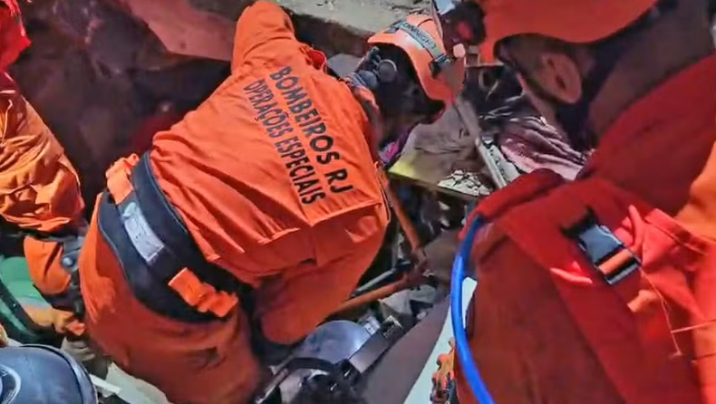 Desabamento atinge casas no Maracanã e deixa mãe e filha soterradas