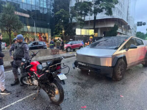 Motociclista morre após colisão com Tesla Cybertruck em SP