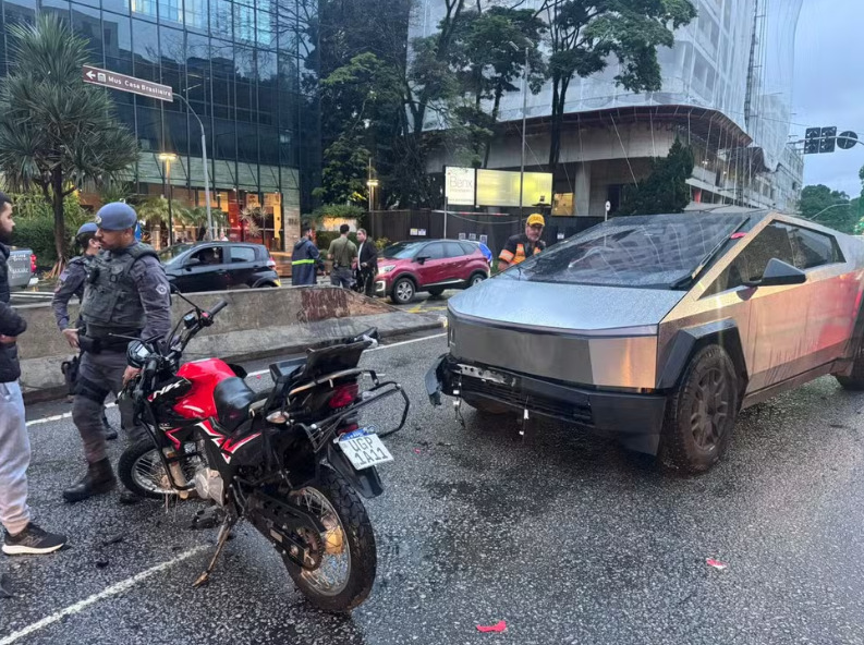 Motociclista morre após colisão com Tesla Cybertruck em SP