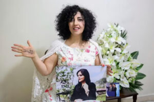 Irã transfere Nobel da Paz Narges Mohammadi de prisão