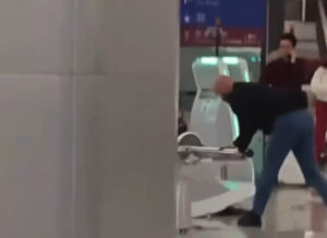 Turista britânico é preso em Hong Kong após destruir máquinas de check-in em aeroporto