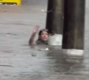 Mulher se agarra a poste e se salva de enxurrada: ‘Fiquei entre a vida e a morte’