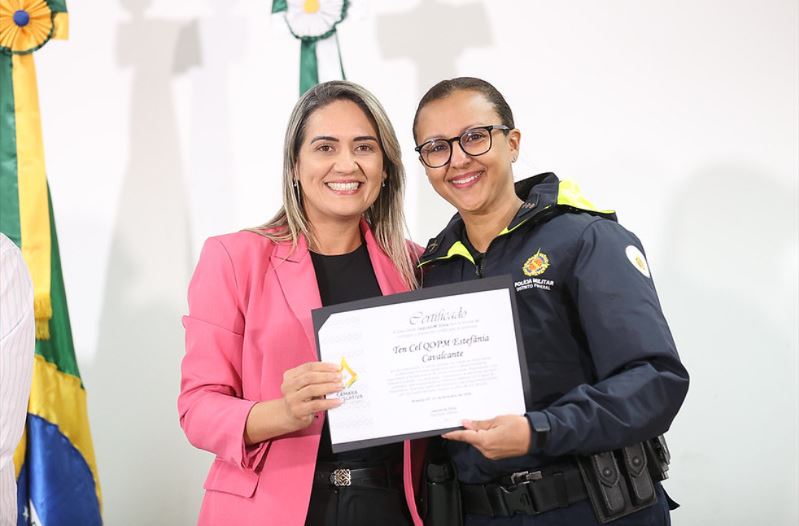 Em noite de homenagem especial nesta segunda-feira (23) comunidade reconhece atuação da deputada Jaqueline Silva por Santa Maria. 11 Em noite de homenagem especial nesta segunda-feira (23) comunidade reconhece atuação da deputada Jaqueline Silva por Santa Maria.