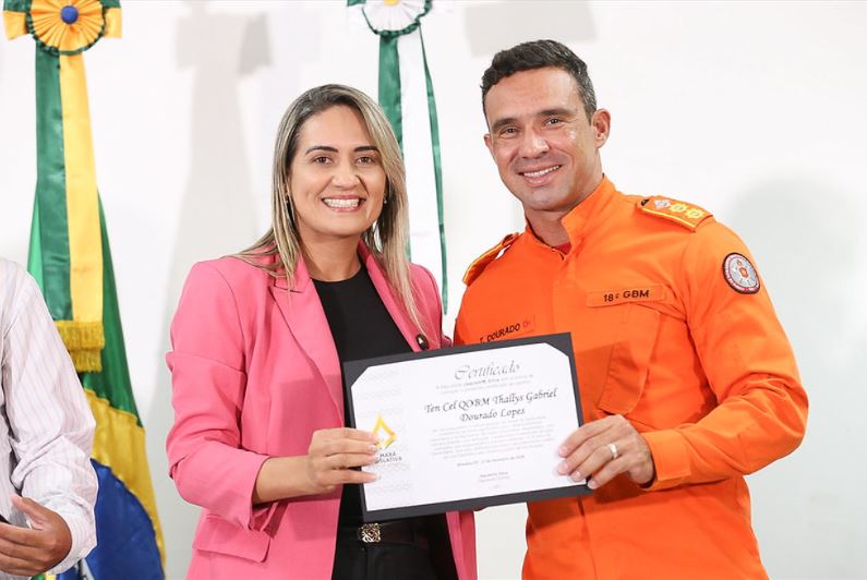 Em noite de homenagem especial nesta segunda-feira (23) comunidade reconhece atuação da deputada Jaqueline Silva por Santa Maria. 10 Em noite de homenagem especial nesta segunda-feira (23) comunidade reconhece atuação da deputada Jaqueline Silva por Santa Maria.