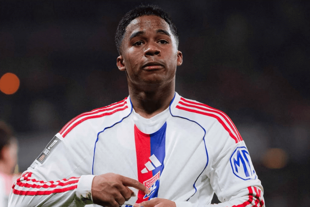 Endrick comemorando gol com a camisa do Lyon