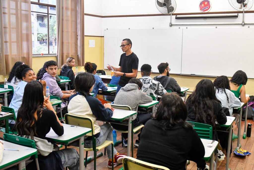 Governo Tarcísio não divulga desempenho de alunos do ensino médio em avaliação