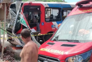 Colisão entre ônibus e BRT deixa 21 feridos no Rio de Janeiro