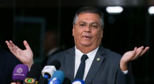 É proibido editar lei que reconheça validade de penduricalhos já pagos antes de 5/2, diz Dino