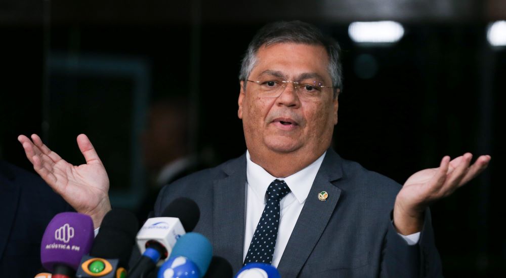 É proibido editar lei que reconheça validade de penduricalhos já pagos antes de 5/2, diz Dino