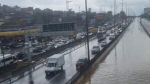 Forte chuva causa transtornos em cidades do Rio; Dutra chegou a ser interditada