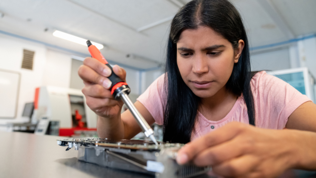 Projeto Futuro em Ação abre inscrições para 100 vagas em tecnologia para jovens