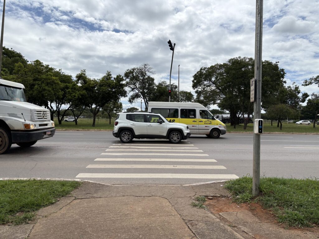 Travessia em vias com alto fluxo é desafio diário para pedestres do DF