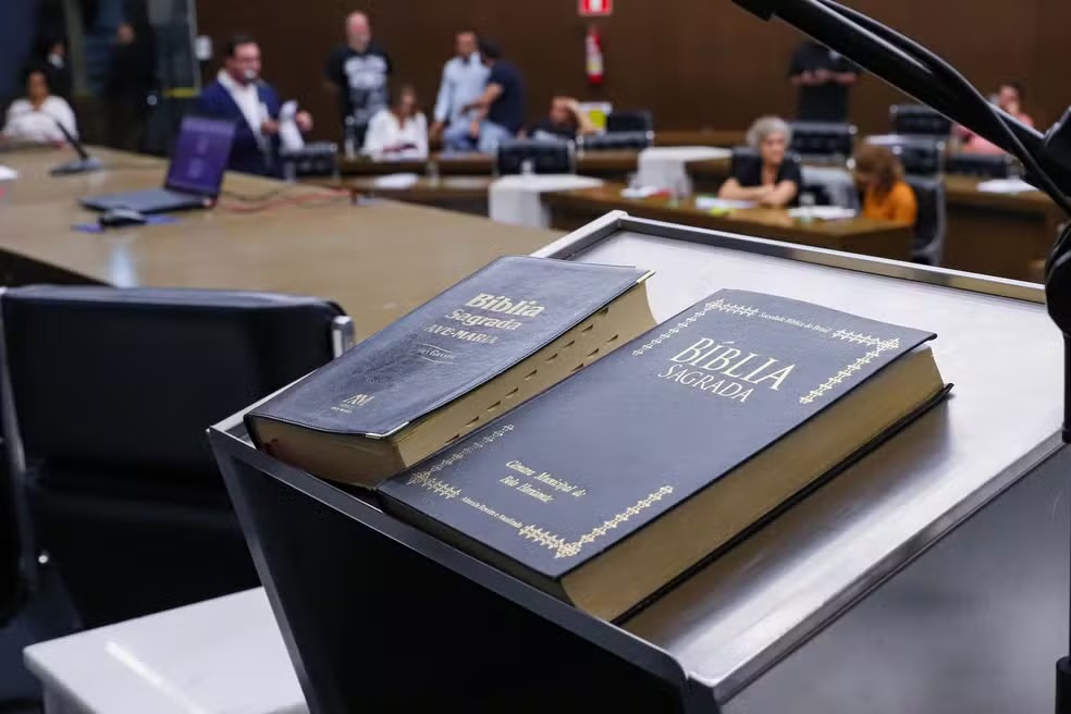 Projeto permite símbolos religiosos e leitura da Bíblia em órgãos públicos