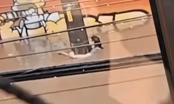 mulher agarrada ao poste