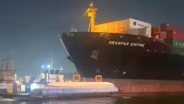 navio atinge balsas no porto de santos e tripulantes pulam no mar