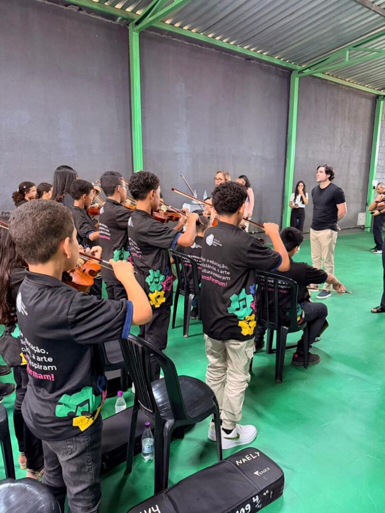 Secretário da Juventude do DF visita instituto de inclusão na Estrutural