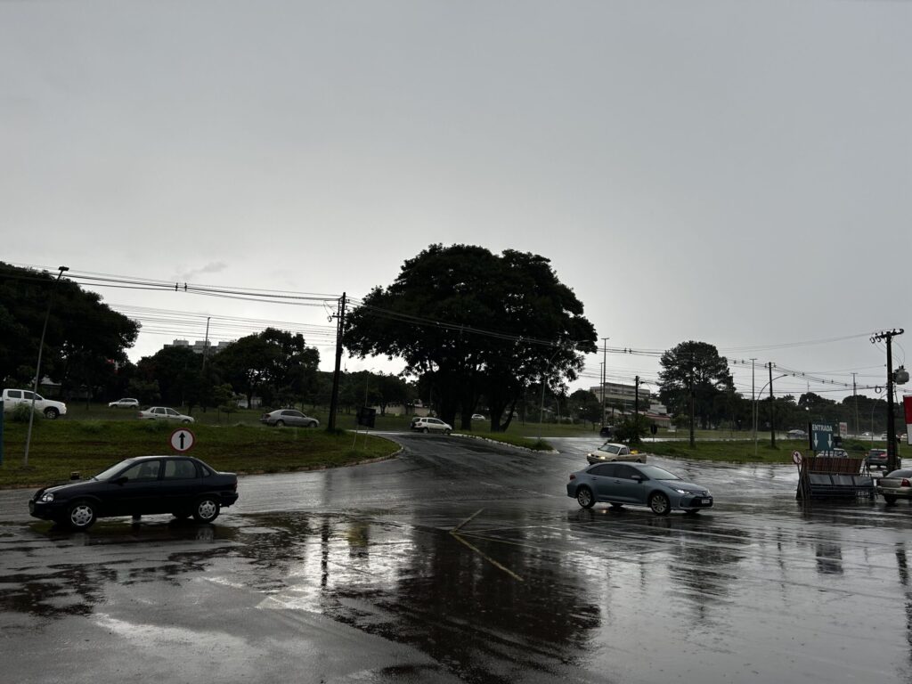 Pista molhada aumenta risco de acidentes