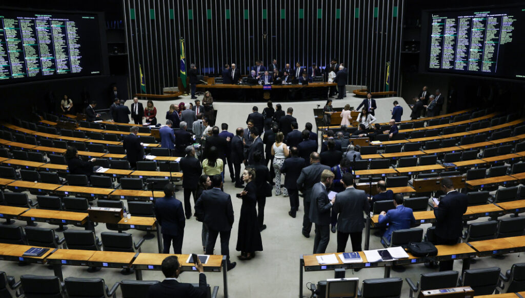 Câmara aprova projeto que triplica incentivos à indústria química e petroquímica