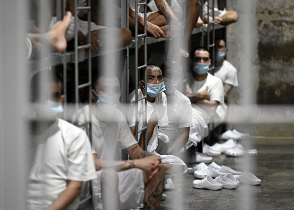 Projeto de lei proíbe prisão especial para estupradores em qualquer cargo