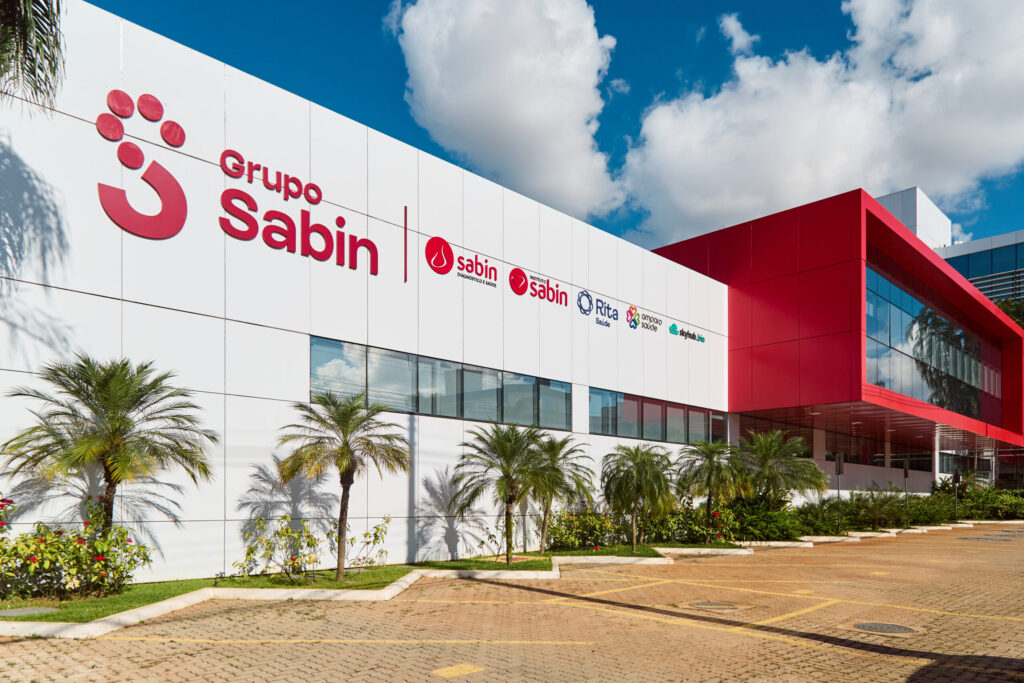 Paciente é condenada a pagar R$ 5 mil por agredir atendente com urina em laboratório