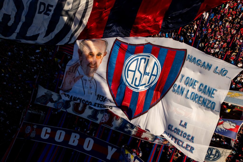 Foto colorida do bandeirão do San Lorenzo com imagem do Papa Francisco - Metrópoles