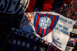 Foto colorida do bandeirão do San Lorenzo com imagem do Papa Francisco - Metrópoles