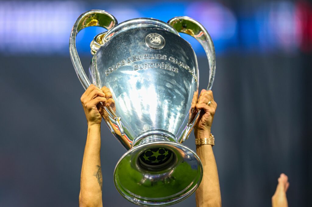 Foto colorida da taça da Champions League