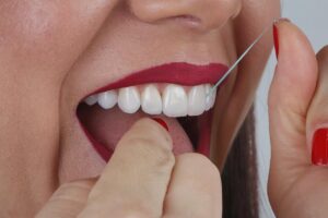 Usar fio dental regularmente pode reduzir demência Estudo aponta ligação entre saúde bucal e menor risco de declínio cognitivo