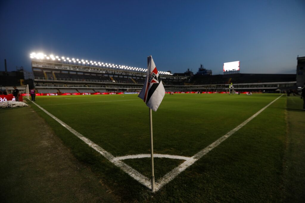 Foto colorida da Vila Belmiro, preparada para receber o São Paulo, em 2023 - Metrópoles