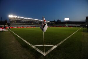 Foto colorida da Vila Belmiro, preparada para receber o São Paulo, em 2023 - Metrópoles