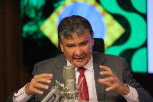 Wellington Dias participa de adesão da Alepi ao Programa Acredita e entrega vans em Teresina