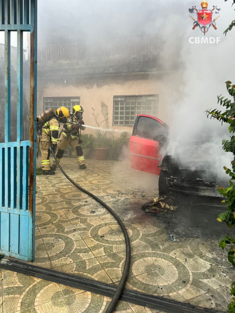 Veículo pega fogo dentro de casa em Ceilândia Norte