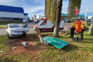 Motorista fica ferido após carro colidir com placa e árvore na Asa Norte