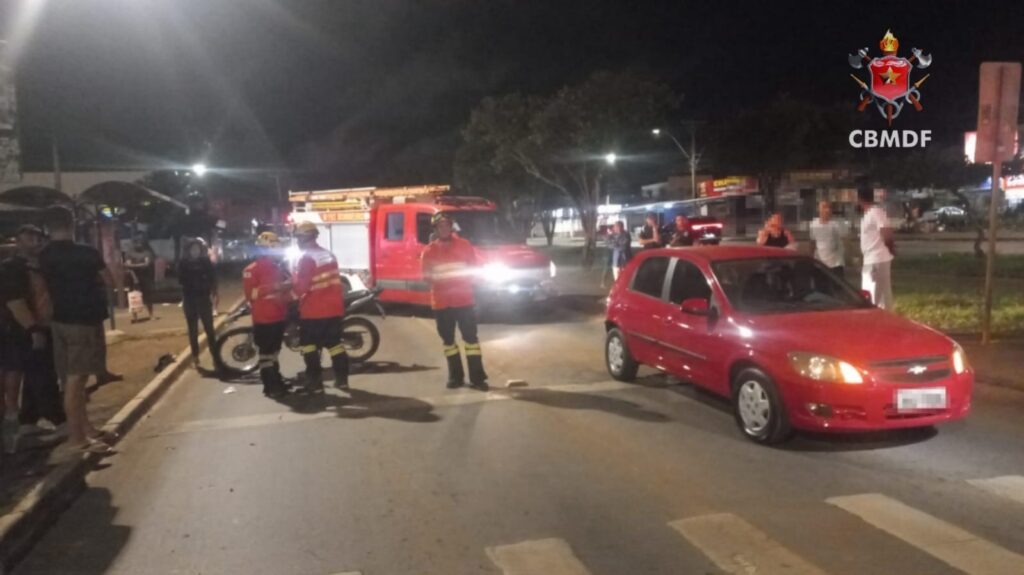 Batida entre moto e carro interdita faixas e deixa ferido em Ceilândia