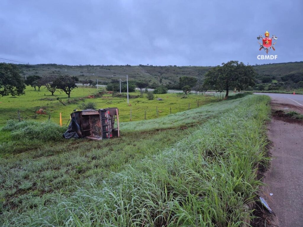 Caminhão caçamba tomba na DF-180 e deixa motorista ferido em Ceilândia