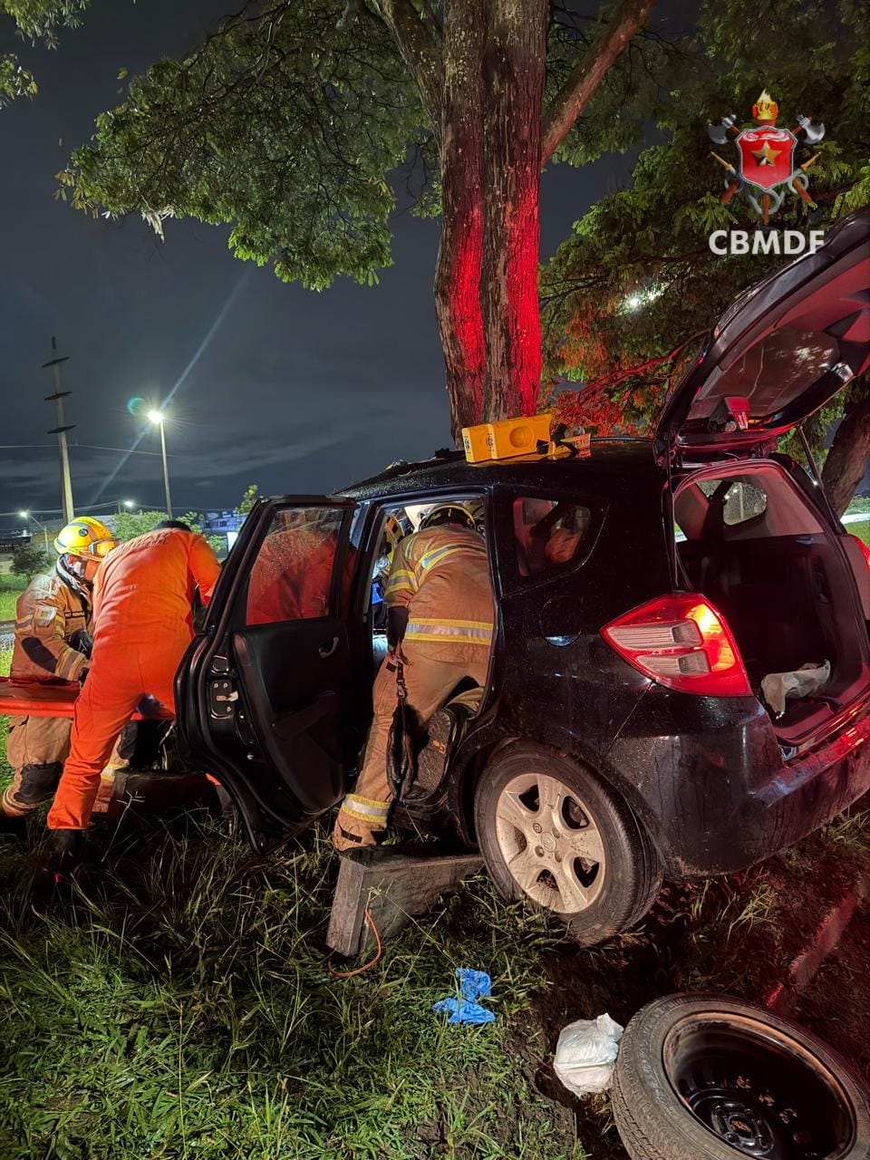 Carro colide com árvore no Gama e motorista é socorrido em estado grave