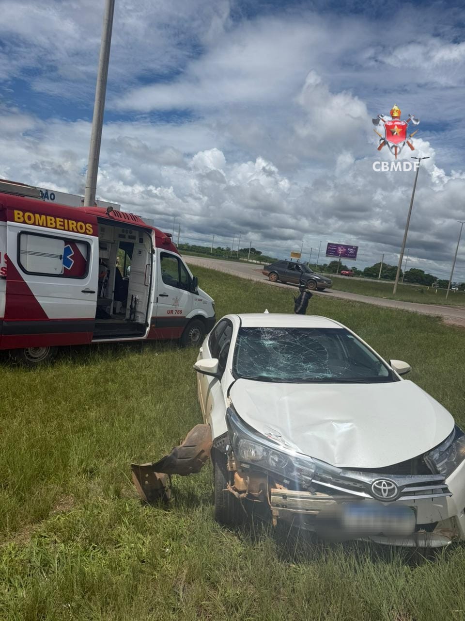 Motociclista fica ferido em colisão com carro na BR-070, em Ceilândia